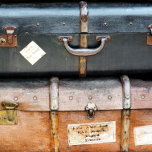 COLLIER EN ARGENT ANCIENNE ANGLETERRE<br><div class="desc">De vieilles valises datant des années 1940 sont empilées sur la plate-forme de la gare,  prêtes à être ramassées par les propriétaires. Angleterre France. com</div>