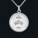 Collier En Argent Couronne<br><div class="desc">Argent Sterling et en forme ronde ce charmant collier a au centre une image d'une couronne de reines de concours brillant en argent. Image sur le devant seulement. Texte du nom et de la date du concours. Parfait pour les pourcentages et les hôtesses d'antan ! Petite taille affichée. Vous pouvez...</div>