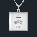 Collier En Argent Couronne<br><div class="desc">Argent Sterling et en forme de carré, ce charmant collier a en son centre l'image d'une couronne de reines de concours brillante en argent. Image sur le devant seulement. Texte du nom et de la date du concours. Parfait pour les pourcentages et les hôtesses d'antan ! Petite taille affichée. Vous...</div>