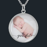 Collier En Argent Coutume, photo de bébé, manuscrit "reconnaissant"<br><div class="desc">Placez une photo préférée de votre bébé dans ce pendentif. Le mot "reconnaissant" dans un manuscrit élégant est placé au fond pour rappeler vous ce mot spécial et l'enfant aimé. Un cadeau merveilleux.</div>