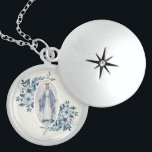 Collier En Argent Dentelle florale bleue de Vierge Marie de |Madonna<br><div class="desc">C'est une belle image de Vierge Marie béni,  notre Madame Madonna de grâce avec les fleurs bleues sur chaque côté et un arrière - plan blanc de dentelle.</div>
