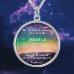 Collier En Argent Ecriture de la Majesté céleste Psaume 19 personnal<br><div class="desc">Découvrez la splendeur céleste des cieux avec notre collier Personnalisable de Majesté céleste, avec une photo époustouflante du ciel nocturne sur les majestueuses Rocheuses. Comme vous regardez les étoiles qui déclarent la gloire de Dieu, personnalisées avec votre verset Écriture choisi du Psaume 19:1 et votre nom, ressentez le lien divin...</div>