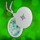 Collier En Argent Élégant Dandelion Monogramme vert et blanc |<br><div class="desc">Testez vos souvenirs avec ce superbe casier rond en argent sterling, orné d'un beau design de pandelion vert et blanc et du monogramme chaleureux "Libre comme le vent." Cette pièce élégante sert non seulement d'accessoire élégant, mais tient aussi vos photos chères près de votre coeur. Son design intemporel et son...</div>