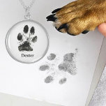 Collier En Argent Empreinte de patte numérique de chien personnalisé<br><div class="desc">Célébrez votre ami en fureur avec ce collier d’argent sterling personnalisé avec un empreinte de patte numérique et le nom de votre chien. Ce collier magnifiquement artisanal fait un saké de coeur, capturant le lien unique entre vous et votre animal de compagnie. Fabriqué avec de l’argent de qualité supérieure, il...</div>