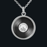 Collier En Argent Enregistrer les noms des albums Date de mariage Fa<br><div class="desc">Super look amusant avec un album de 33 vitesses avec du texte que vous pouvez changer</div>