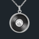 Collier En Argent Enregistrer les noms des albums Date de mariage Fa<br><div class="desc">Super look amusant avec un album de 33 vitesses avec du texte que vous pouvez changer</div>