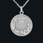 Collier En Argent Feuilles du 25e anniversaire de Mariage d'argent<br><div class="desc">Joli collier argent sterling 25ème Mariage Anniversaire avec élégants feuilles de bordure florale argent sur arrière - plan blanc. Bannière gris argent avec texte dit 25 ans. La zone de texte inférieure est prête à être customisée par vous avec les noms et les informations d'année.</div>