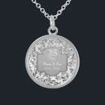 Collier En Argent Feuilles du 25e anniversaire de Mariage d'argent<br><div class="desc">Joli collier argent sterling 25ème Mariage Anniversaire avec élégants feuilles de bordure florale argent sur arrière - plan blanc. Bannière gris argent avec texte dit 25 ans. La zone de texte inférieure est prête à être customisée par vous avec les noms et les informations d'année.</div>