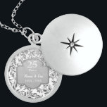 Collier En Argent Feuilles du 25e anniversaire de Mariage d'argent<br><div class="desc">Joli collier argent sterling 25ème Mariage Anniversaire avec élégants feuilles de bordure florale argent sur arrière - plan blanc. Bannière gris argent avec texte dit 25 ans. La zone de texte inférieure est prête à être customisée par vous avec les noms et les informations d'année.</div>