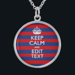 Collier En Argent GARDEZ CALME et votre texte sur les bandes bleues<br><div class="desc">Demandez à votre personnalisation Keep Calm de dire sur ce beau cadeau personnalisé pour vous-même ou pour quelqu'un de spécial sur votre liste. Décor rayé rouge et bleu vif. Essayez humour ou fantaisie sur vos mots créatifs sur les deux champs de texte modifiables que vous voyez sur cette page de...</div>