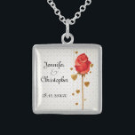 Collier En Argent Golden Love Hearts et Mariage rouge<br><div class="desc">Un élégant collier pour célébrer vos noces avec des coeurs d'amour de couleur dorée accrochés derrière un long bourgeon de rose rouge. L'arrière - plan est un subtil motif des coeurs d'amour. Le texte est entièrement personnalisable pour vos propres occasions spéciales.</div>