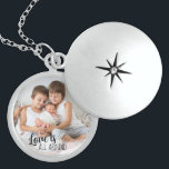 Collier En Argent L'amour est tout autour des frères et soeurs Cadea<br><div class="desc">Un casier photo spécial pour maman à la naissance d'un nouveau bébé, avec l'inscription "L'amour est tout autour". Le modèle est mis en place pour que vous puissiez ajouter votre propre photo de votre famille ou seulement les frères et soeurs ensemble par exemple. Si vous rencontrez des problèmes de placement,...</div>