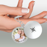 Collier En Argent Meilleure maman jamais personnalisée Photo<br><div class="desc">Elégant emplacement photo pour la meilleure maman jamais. Le modèle est configuré pour que vous puissiez ajouter votre propre photo et vous pouvez également modifier tout le texte si vous le souhaitez. Le libellé est placé sur une bordure semi-transparente superposée au-dessus de votre photo. L'exemple de texte dit "meilleure ♥...</div>