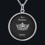 Collier En Argent Miss America style Couronne<br><div class="desc">Argent Sterling et en forme ronde avec un arrière - plan de couleur noire, ce charmant collier a au centre une image d'une couronne brillante de style Miss America en argent. Image sur le devant seulement. Texte du nom et de la date du concours. Parfait pour les pourcentages et les...</div>