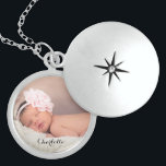 Collier En Argent Personnalisé Baby Girl Nom photo Personnalisé<br><div class="desc">Parfait pour la nouvelle mère,  customisez ce casier avec la photo et le nom de sa nouvelle fille. Un beau cadeau de fête de la mère ou de son anniversaire. Un gardien chéri de sa nouvelle fille.</div>