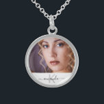 Collier En Argent Photo monogramme nom moderne élégant<br><div class="desc">Personnalisez et ajoutez votre propre photo de vous, meilleur ami, mère, soeur, grand-mère. Cadre blanc avec texte noir. Personnalisez et ajoutez un nom et une lettre monogramme. Le nom est écrit avec un script de style manuel de style moderne avec des swashes. Pour que les swashes ne suppriment que le...</div>