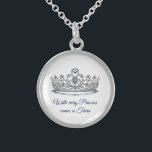 Collier En Argent Princesse Tiara<br><div class="desc">Ce charmant collier d'argent sterling est présenté dans une tiare de cristal scintillante au texte bleu. Customisez cet article et modifiez la photo et l'échantillon de texte avec le vôtre si vous voulez ou acheter comme indiqué. Customisez avec ce modèle. Image sous licence</div>