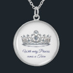 Collier En Argent Princesse Tiara<br><div class="desc">Ce charmant collier d'argent sterling est présenté dans une tiare de cristal scintillante au texte bleu. Taille moyenne affichée. Customisez cet article et modifiez la photo et l'échantillon de texte avec le vôtre si vous voulez ou acheter comme indiqué. Customisez avec ce modèle. Image sous licence</div>