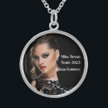Collier En Argent Reine du Pageant<br><div class="desc">Ce charmant collier d'argent sterling est illustré avec un exemple de photo et de texte de titre. Customisez cet article et modifiez l'exemple de photo et le texte de l'échantillon sur le vôtre. Customisez avec ce modèle. Image sous licence</div>