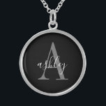 Collier En Argent Simple gris noir, Monogramme personnalisé<br><div class="desc">Simple Gris Noir,  Collier D'Argent Monogramme Personnalisé. Un design moderne simple noir et gris pour créer votre propre cadeau de collier monogramme customisé.</div>