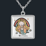 Collier En Argent Sirène mignonne scandinave fille personnalisée<br><div class="desc">Adorable sirène avec poissons,  arc-en-ciel et étoiles dans le thème scandinave. Changez facilement le nom et la police de votre enfant sous le bouton "Personnalisé". Consultez tous les produits correspondants dans mon magasin !</div>