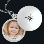 Collier En Argent Souvenirs chéris : Trousse photo personnalisée pou<br><div class="desc">Présentez le "Souvenirs chéris" Custom Baby Photo Locket - un bijou exquis qui offre une façon unique et chaleureuse de garder votre petit près de votre coeur. Cet élégant emplacement est le cadeau parfait pour les nouvelles mamans, célébrant leurs premiers pas dans la maternité avec un souvenir intemporel. La personnalisation...</div>