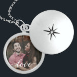 Collier En Argent "Souvenirs enrichis" Locket photo personnalisée<br><div class="desc">Offrez un cadeau qui sera chéri à jamais avec le "Memories Encasé" Photo Locket personnalisé. Ce joyau exquis est un bijou intemporel qui vous permet de le personnaliser avec votre photo préférée ensemble, créant un souvenir rempli d'amour et de souvenirs. Le mot "Amour" est écrit avec élégance dans un style...</div>