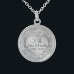 Collier En Argent Sparkle Coeur d'argent 25e anniversaire Mariage<br><div class="desc">Belle conception de coeur argenté orné sur parties scintillant argentée brillante imprimer arrière - plan sur ce collier d'argent sterling romantique célébrant leur vingt-cinquième anniversaire Mariage. Le texte est prêt pour vous à customiser avec leurs noms et dates.</div>