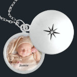 Collier En Argent Superposition du nom photo du bébé personnalisé<br><div class="desc">Créez un souvenir intemporel pour une nouvelle mère avec notre Locket photo personnalisable. Ce casier n'est pas seulement un bijou ; c'est une façon spéciale de célébrer le lien entre une mère et son nouveau-né, ce qui en fait un cadeau parfait pour ce nouveau chapitre de sa vie. Customisez cette...</div>