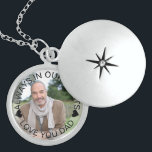 Collier En Argent Toujours dans nos coeurs Photo personnalisée<br><div class="desc">Élégant casier photo pour garder un proche perdu. Le modèle est configuré pour que vous puissiez ajouter votre propre photo et vous pouvez également modifier tout le texte si vous le souhaitez. La formulation est posée sur un rectangle semi-transparent, au-dessus de votre photo. L'exemple de texte dit "toujours dans nos...</div>