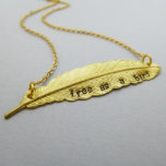 Collier en plumes empilées à la main<br><div class="desc">Ce design original est orné d'une main de pendentif en plumes très détaillée, estampillée "libre comme un oiseau" et accrochée à une chaîne de haute qualité. Chaque lettre est estampillée individuellement à la main par moi un à la fois de sorte que l'alignement des caractères, l'espacement et la profondeur de...</div>