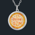 Collier Été Soleil Cute Bohème Sunshine Typographie<br><div class="desc">Ce magnifique collier fantaisiste vous plongera dans l'ambiance pour les journées ensoleillées d'été. Il présente un design peint dans des tons vifs et lumineux d'orange et de jaune avec un motif solaire. La jolie typographie dit : "Je vais suivre le soleil." Passez une journée à la plage avec ce joli...</div>