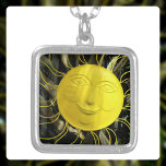 Collier Face Soleil Jaune souriant<br><div class="desc">Posé à la fois dans l'ombre et au soleil, ce soleil lumineux et jaune souriant brille pendentif. Ce collier sera un rappel précieux pour briller à travers tout et porter un peu de soleil avec elle. Quand et où qu'elle aille, pleurez ou brille. Cette image est une photographie d'art métallique...</div>