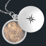 Collier fait sur commande de citation de photo de<br><div class="desc">Beau cadeau pour que la nouvelle maman soit ! Comportez votre sonogramme ou photo de maternité avec la citation "vous ne comprenez jamais la vie jusqu'à ce qu'elle vous élève à l'intérieur"</div>