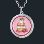 Collier Fête des mariées à gâteau de fraise à gâteau de co<br><div class="desc">Le design présente une illustration originale d'un dessert à gâteau court à la fraise classique. Gastronomie populaire aux États-Unis et au Royaume-Uni, ce plat est composé d'un biscuit à gâteau court sucré, garni de fraises juteuses et de crème fouettée, accompagné d'une fraise entière et de feuilles à la menthe fraîche....</div>