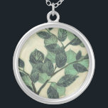 Collier Feuilles et succursales sur Arrière - plan de crèm<br><div class="desc">Des feuilles verts et des branches se reposent sur un arrière - plan crème dans cette impression de Jennifer Goldberger. Au fur et à mesure que la saison change,  les couleurs de ces feuilles restent les mêmes,  apportant un peu de consistance dans votre vie.</div>