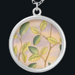 Collier Feuilles verts et jaunes sur Arrière - plan couche<br><div class="desc">Le violet et l'or d'un arrière - plan couché de soleil est le parfait contraste avec les feuilles jaunes et verts qui sont le point fort de cette pièce de Megan Meagher. On entend presque le vent chanter en caresse les feuilles.</div>