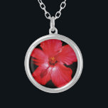 Collier Fleur d'Hibiscus rouge rose chaud sur noir<br><div class="desc">Belle photo d'une fleur d'Hibiscus rouge rose chaud sur le noir par l'artiste Sandra Marie Closs. Ajoutez votre propre texte, nom ou monogramme pour créer le produit parfait pour toute occasion. Mariage, fête de la mariée jardin, sympathie, anniversaire, baby shower, toute célébration ou juste pour rendre votre journée un peu...</div>