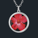 Collier Fleur d'Hibiscus rouge rose chaud sur noir<br><div class="desc">Belle photo d'une fleur d'Hibiscus rouge rose chaud sur le noir par l'artiste Sandra Marie Closs. Ajoutez votre propre texte, nom ou monogramme pour créer le produit parfait pour toute occasion. Mariage, fête de la mariée jardin, sympathie, anniversaire, baby shower, toute célébration ou juste pour rendre votre journée un peu...</div>