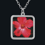 Collier Fleur d'Hibiscus rouge rose chaud sur noir<br><div class="desc">Belle photo d'une fleur d'Hibiscus rouge rose chaud sur le noir par l'artiste Sandra Marie Closs. Ajoutez votre propre texte, nom ou monogramme pour créer le produit parfait pour toute occasion. Mariage, fête de la mariée jardin, sympathie, anniversaire, baby shower, toute célébration ou juste pour rendre votre journée un peu...</div>