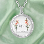 Collier Fleur du mois de naissance août Gladiolus<br><div class="desc">Fleur de mois de naissance août Collier de gladiolus avec illustration d'une fleur de gladiolus. Sous la fleur, le nom est écrit dans une police de script élégante. Sous le nom, il indique "Août - Gladiolus", indiquant que le mois de naissance du propriétaire est Août et que sa fleur de...</div>