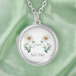 Collier Fleur du mois de naissance Fête d'avril<br><div class="desc">Fleur du mois de naissance collier de marguerite avril illustrant une fleur marguerrière. Sous la fleur, le nom est écrit dans une police de script élégante. Sous le nom, il indique "Avril - Marguerite", indiquant que le mois de naissance est Avril et la fleur de naissance est la marguerite. Il...</div>