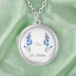 Collier Fleur du mois de naissance Juillet Larkspur<br><div class="desc">Fleur du mois de naissance Juillet Collier de larkspur avec une illustration d'une fleur de larkspur. Sous la fleur, le nom est écrit dans une police de caractères stylée. Sous le nom, il indique "Juillet - Larkspur", indiquant que le mois de naissance du propriétaire est Juillet et sa fleur de...</div>