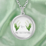 Collier Fleur du mois de naissance mai Lys de la vallée<br><div class="desc">Avec une illustration du lis des fleurs de la vallée. Sous les fleurs, le nom est écrit dans une police de script gracieuse. Sous le nom, il indique "Mai - Lily de la Vallée", indiquant que son mois de naissance est mai et sa fleur de naissance est le lis de...</div>