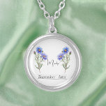 Collier Fleur du mois de naissance Septembre Aster<br><div class="desc">Fleur de mois de naissance Septembre Collier d'aster avec une illustration d'une fleur d'aster. Sous la fleur, le nom est écrit dans une police de script élégante. Sous le nom, il indique "Septembre - Aster", indiquant que le mois de naissance du propriétaire est août et sa fleur de naissance est...</div>