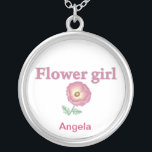 Collier Fleur II<br><div class="desc">Dites merci à votre fille aux fleurs avec cet adorable collier pendentif avec une jolie fleur rose. Ajoutez son nom,  changez de couleur arrière - plan et faites-le spécial !</div>