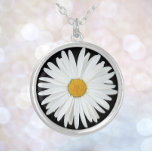 Collier Fleur marguerite blanche sur Floral noir<br><div class="desc">Faites une déclaration de mode avec ce pendentif de collier avec chaîne qui présente l'image photo d'une jolie fleur blanche Daisy sur un arrière - plan noir. Un joli design floral ! Sélectionnez la forme,  la taille et la finition de votre pendentif.</div>