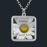 Collier Fleur Mariage de marguerite blanche<br><div class="desc">Le joli collier Pendentif Mariage Fleur Fleur Blanc fait un cadeau personnalisé unique pour votre fille de fleurs. Customisez-le pour modifier le texte pour créer un collier d'honneur ou de servante d'honneur. Ce bijou botanique mariage personnalisé et élégant présente une photo florale numériquement peinte en gros plan d'une fleur de...</div>