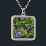 Collier Fleur violette et abeille boursouflante<br><div class="desc">Fleur de baume d'abeille mauve,  fleurs et bourdons jaunes et noirs Photo de Sandy Closs prise au lac Arrowhead violet,  "baume d'abeille",  fleur,  fleurs,  fleurs,  fleurs,  printemps,  cerise,  cerises,  jardin,  mariage,  mariages, </div>