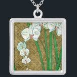 Collier Fleurs blanches et tiges vertes à la frontière Bro<br><div class="desc">Des fleurs blanches accrochent des tiges vertes dans cette pièce de Chariklia Zarris. Placé contre un arrière - plan bronzé et entouré d'une bordure brune,  il s'agit d'un tableau simple mais élégant. Ajoutez-le à votre maison et profitez de la beauté!</div>